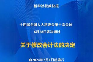 做客华盛顿！詹姆斯黑色衣+黑帽子大哥范儿十足 水拉略显商务